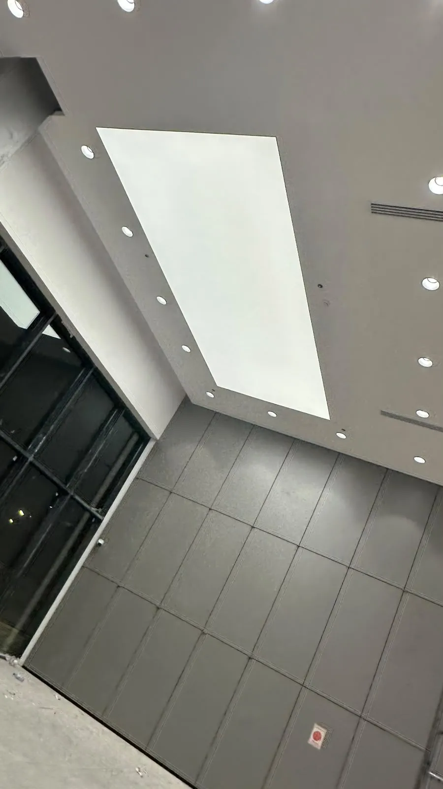 سقف مشدود مضيء في ممر سكني